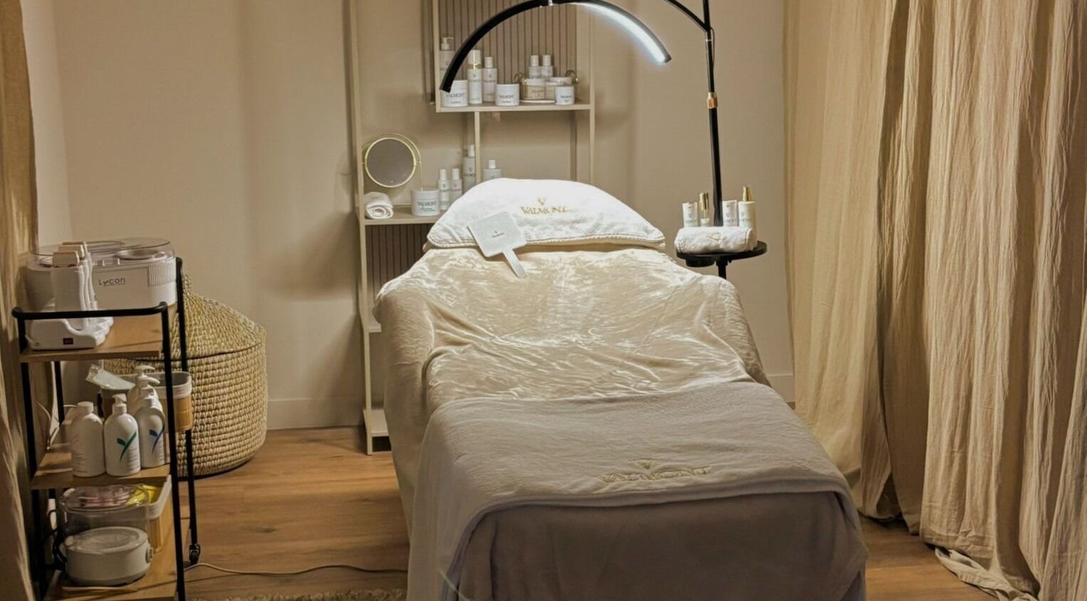 Sobica za tretmane u Mystic Oasis doo, Split, Splitsko-dalmatinska Županija, HR. Elegantni bež tonovi.