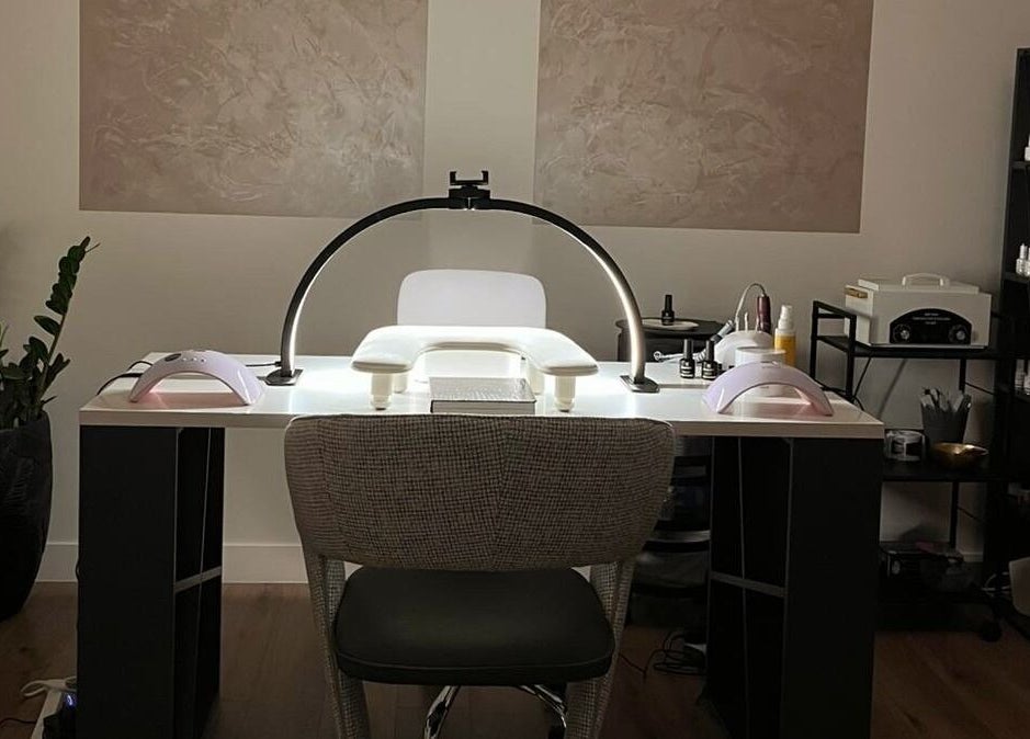 Stol za njegu noktiju u Mystic Oasis doo, Split, Splitsko-dalmatinska Županija, HR. Moderno uređen prostor.