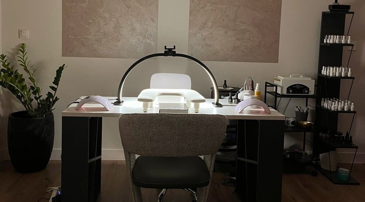 Stol za njegu noktiju u Mystic Oasis doo, Split, Splitsko-dalmatinska Županija, HR. Moderno uređen prostor.