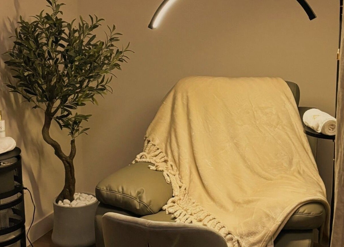 Opuštajući kutak u Mystic Oasis doo, Split, Splitsko-dalmatinska Županija, HR s luksuznom stolicom i biljkama.