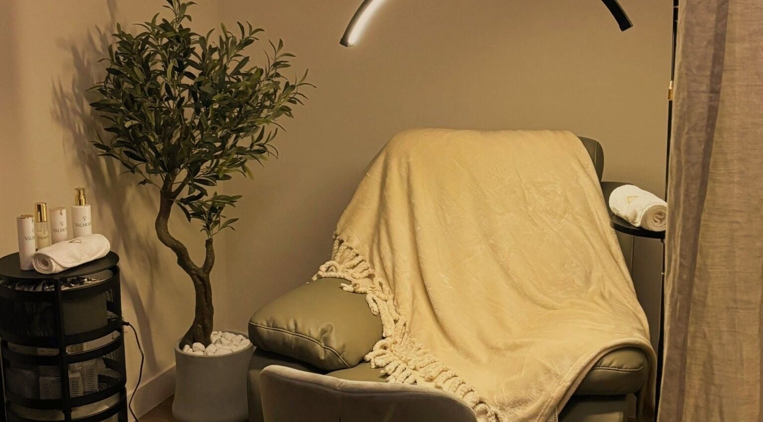 Opuštajući kutak u Mystic Oasis doo, Split, Splitsko-dalmatinska Županija, HR s luksuznom stolicom i biljkama.