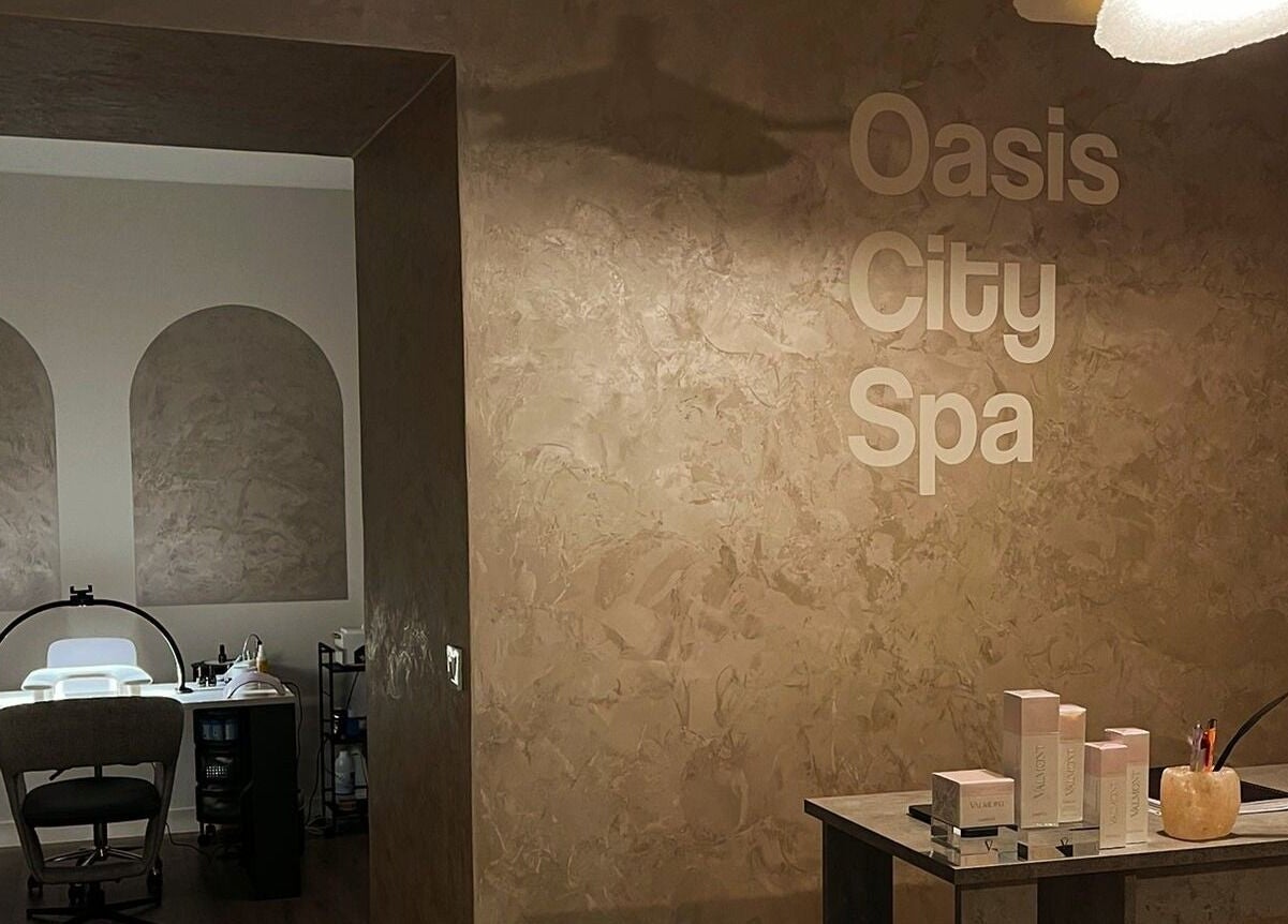 Unutrašnjost Mystic Oasis doo u Splitu, elegantan spa stol s naglašenim dizajnom