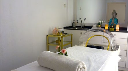 Sala de masaje en Esencia Spa by Celeste Ymber, Barcelona, Catalunya, ES, con toallas blancas y decoración zen.