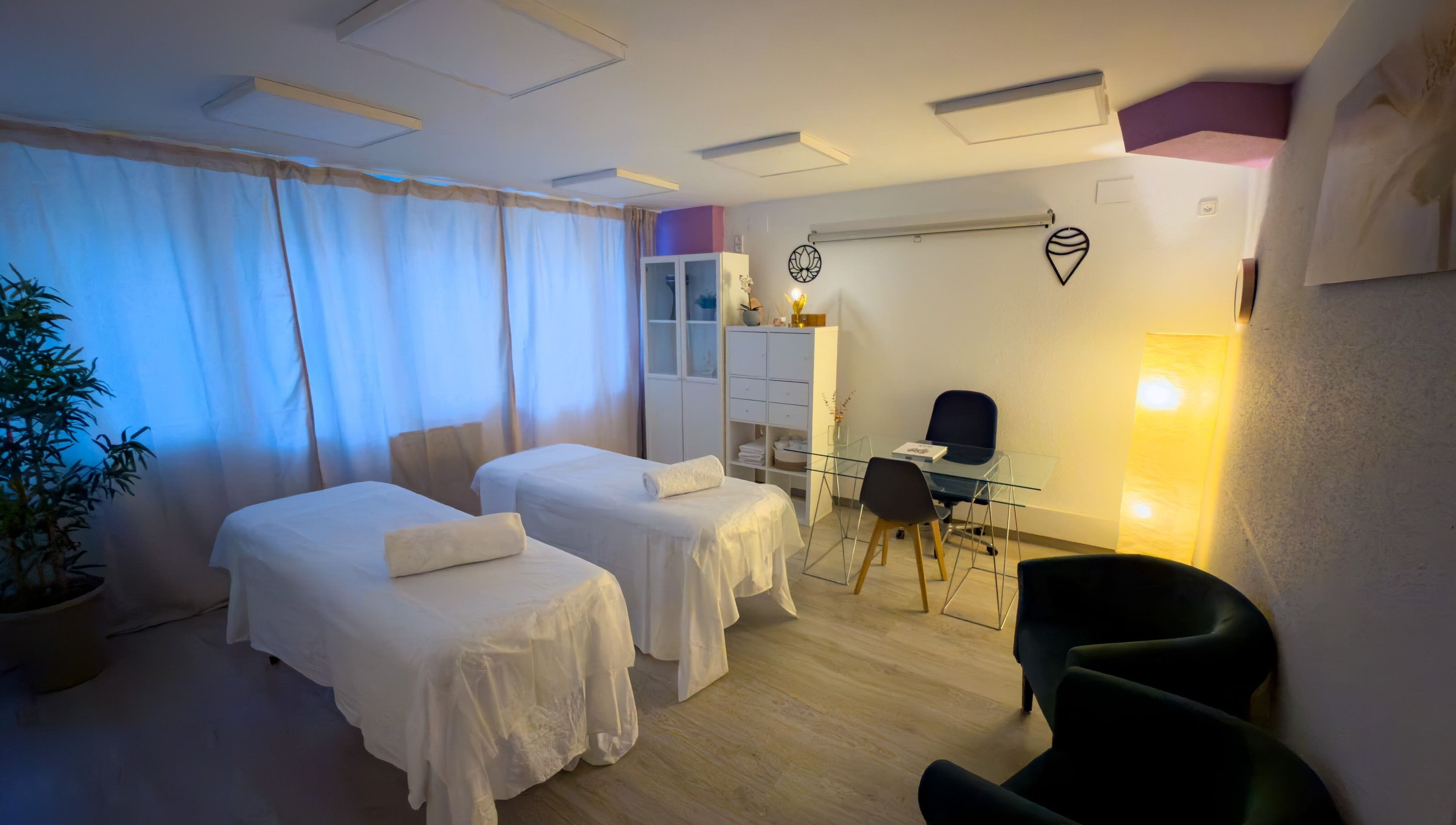 Sala de terapia en Esencia Spa by Celeste Ymber, Barcelona, Catalunya, ES. Ambiente relajante con mesas de masaje.