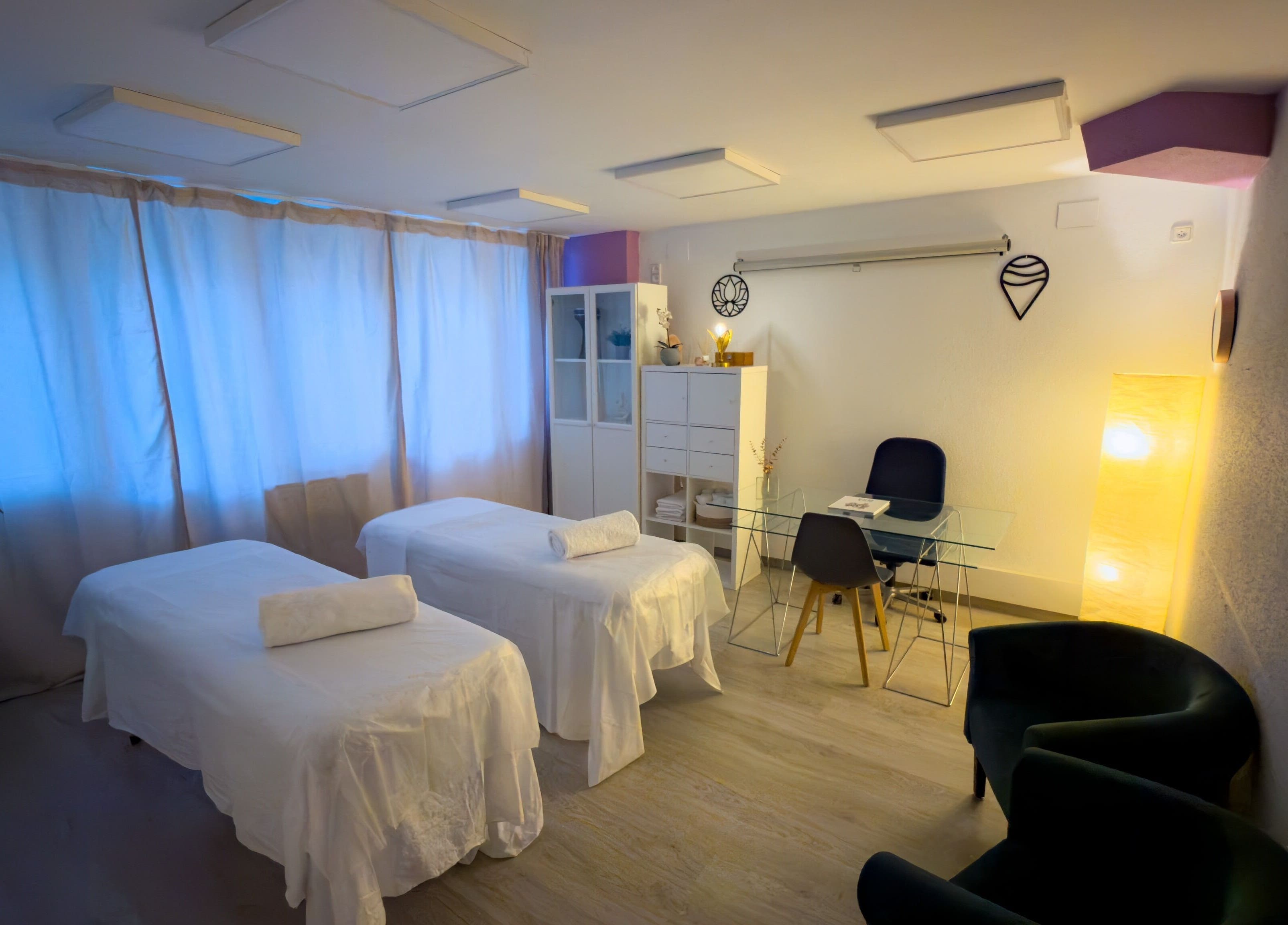 Sala de terapia en Esencia Spa by Celeste Ymber, Barcelona, Catalunya, ES. Ambiente relajante con mesas de masaje.