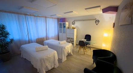 Sala de terapia en Esencia Spa by Celeste Ymber, Barcelona, Catalunya, ES. Ambiente relajante con mesas de masaje.