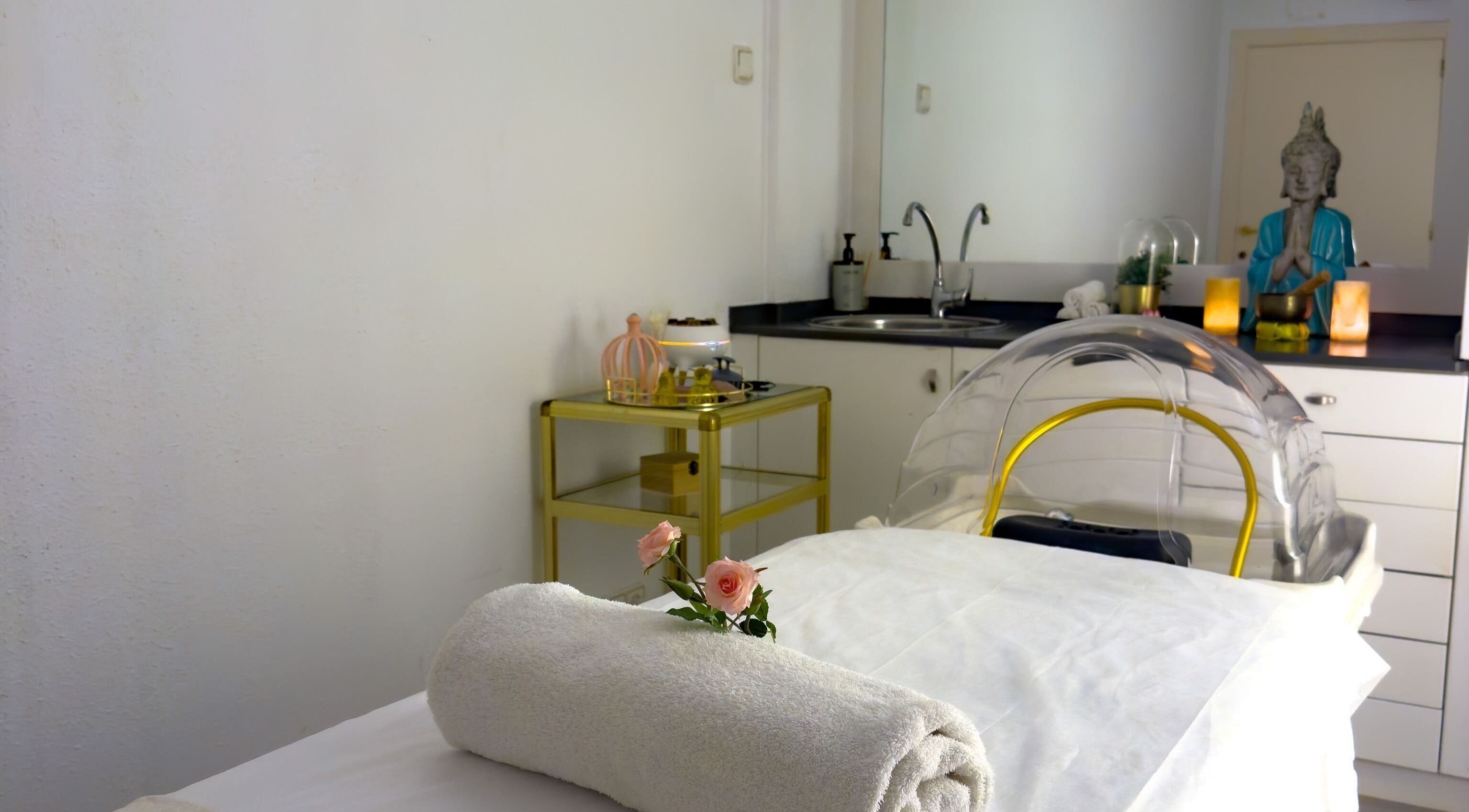 Sala de tratamiento en Esencia Spa by Celeste Ymber, Barcelona, Catalunya, ES. Toallas y detalles relajantes.