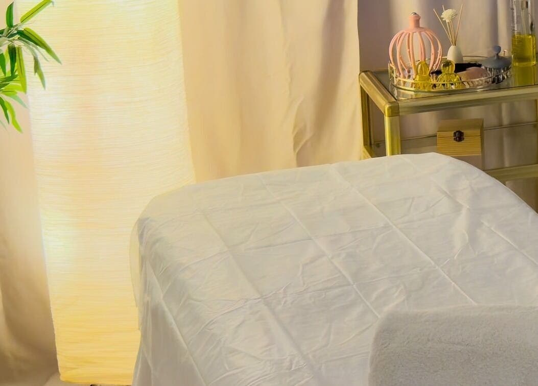 Cama de masaje en Esencia Spa by Celeste Ymber, Barcelona, Catalunya, ES. Ambiente relajante con luz suave.