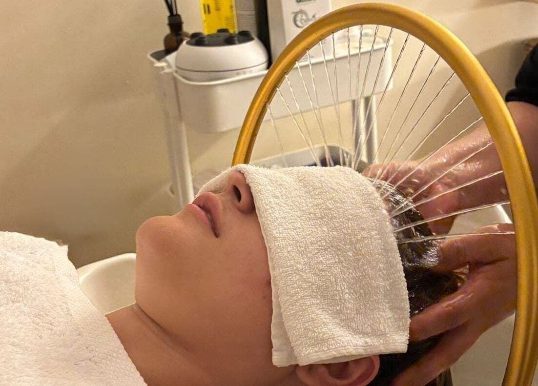 Tratamiento capilar en Esencia Spa by Celeste Ymber, Barcelona, Catalunya, ES, destacando relajación y bienestar.