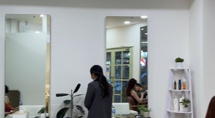 Interior of Stylistfai salon in Krung Thep Maha Nakhon featuring elegant mirrors and stylish decor.
