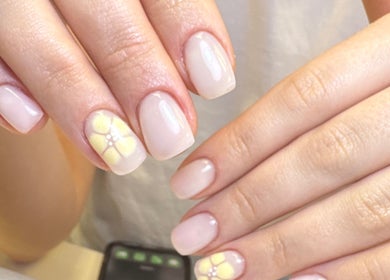 Close-up of elegant floral nail art at Molly’s Nail Club, Birmingham, England, GB.