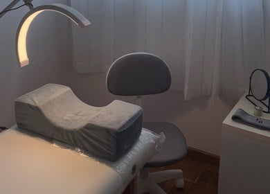Interior de Karol Bonette Beauty em Bragança mostra espaço de tratamento com luz suave e cadeira confortável.