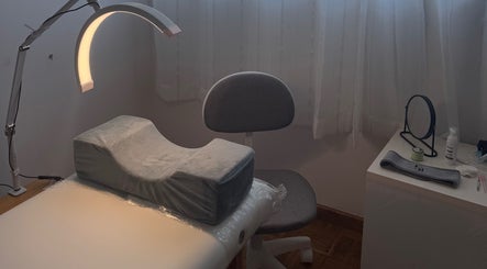 Interior de Karol Bonette Beauty em Bragança mostra espaço de tratamento com luz suave e cadeira confortável.