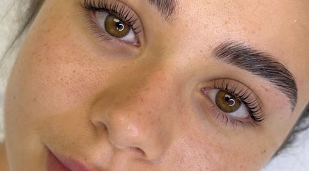 Close-up of a well-groomed face showing lashes at Melina Esthetique, Terrebonne, Québec, CA.
