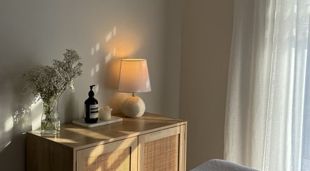 Elegant decor at Melina Esthetique, Terrebonne, Québec, CA, featuring soft lighting and subtle floral arrangement.