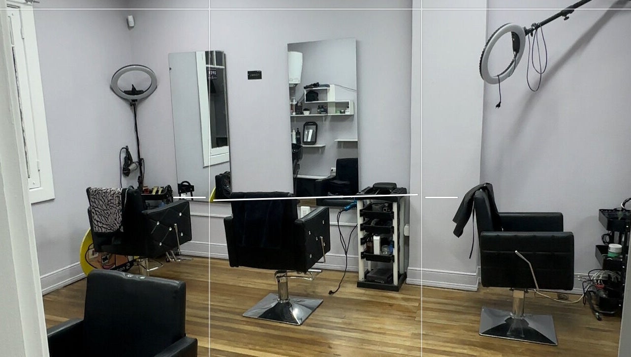 Sala elegante en Who Studio, Ñuñoa, Región Metropolitana, CL con espejos y sillas de peluquería.