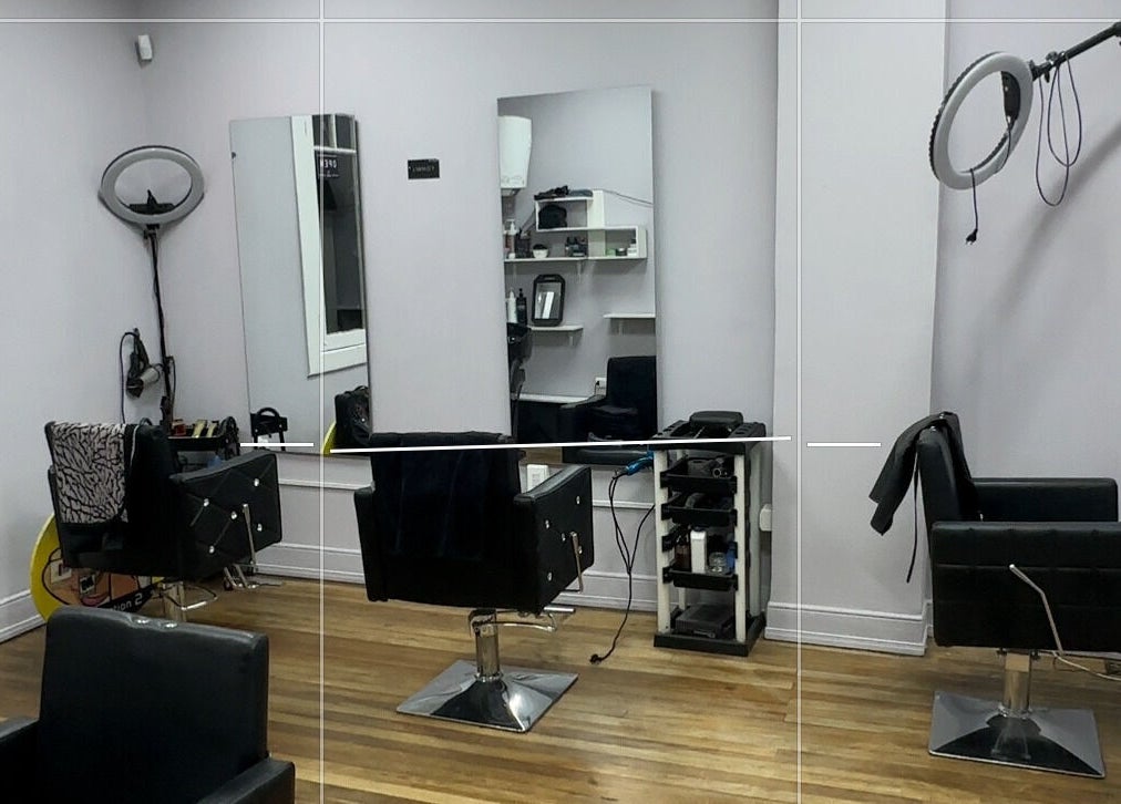 Sala elegante en Who Studio, Ñuñoa, Región Metropolitana, CL con espejos y sillas de peluquería.