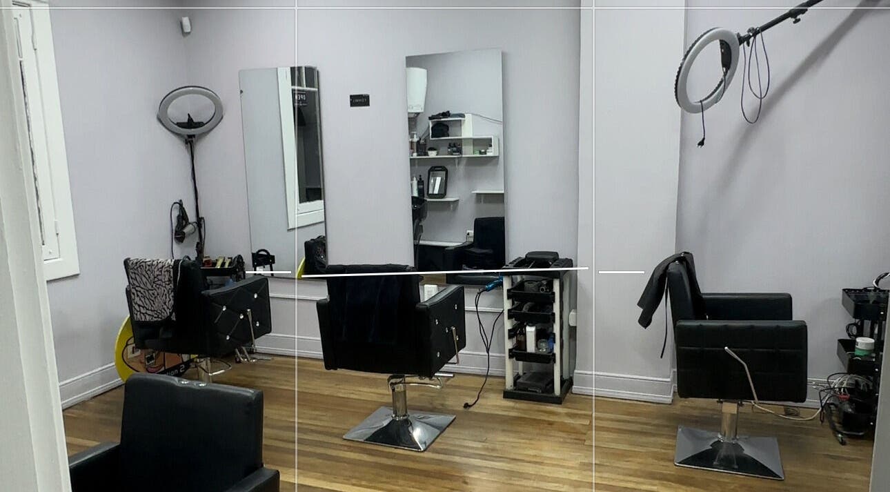 Sala elegante en Who Studio, Ñuñoa, Región Metropolitana, CL con espejos y sillas de peluquería.