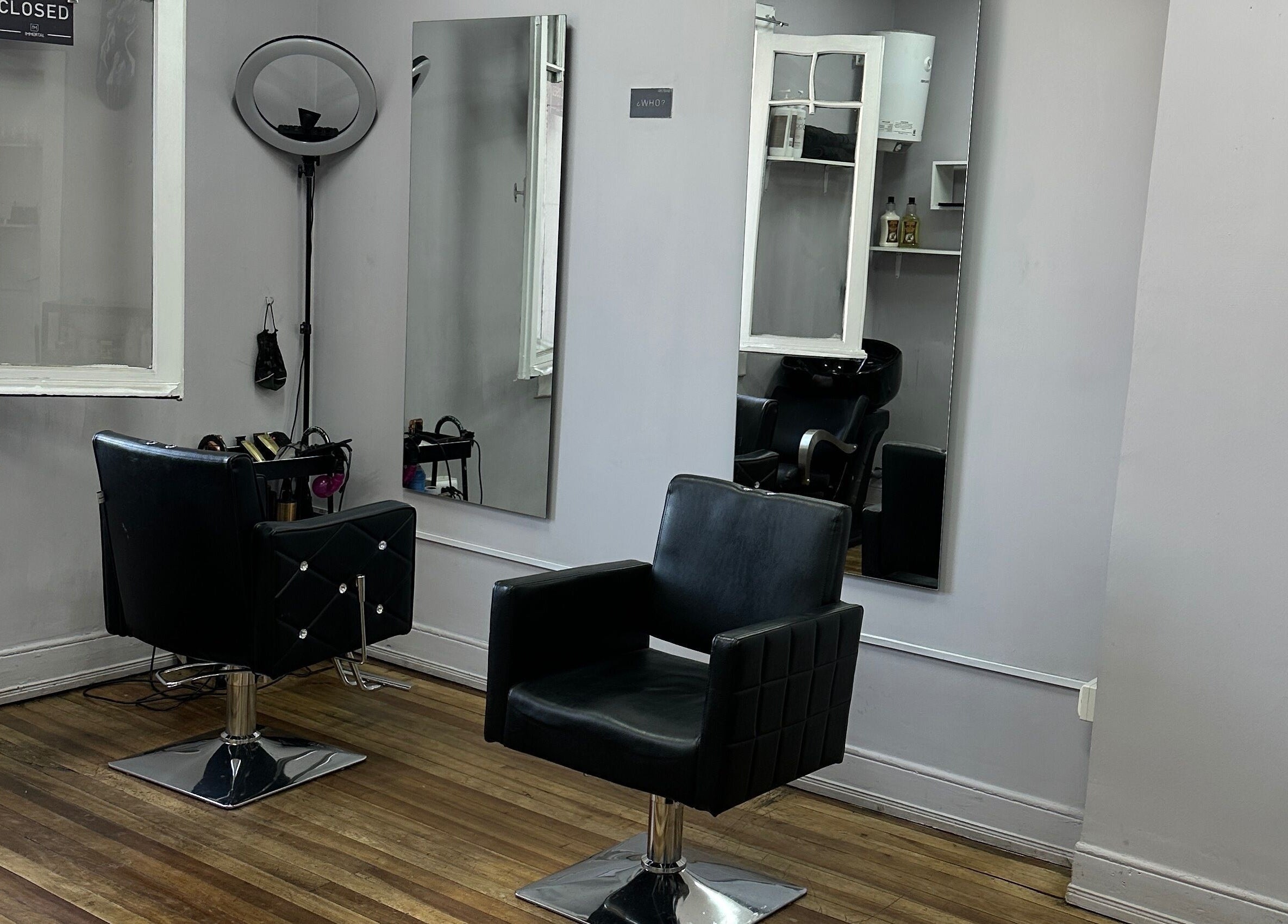 Interior de Who studio en Ñuñoa, Región Metropolitana, CL con sillones modernos y elegante decoración.