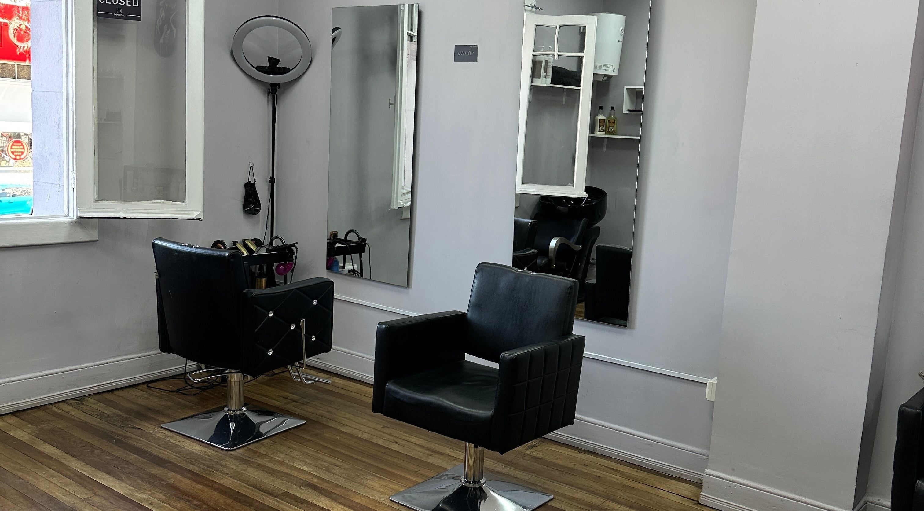 Interior de Who studio en Ñuñoa, Región Metropolitana, CL con sillones modernos y elegante decoración.