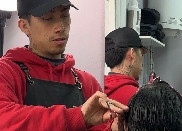 Estilista en Who studio, Ñuñoa, Región Metropolitana, CL, corta cabello con precisión y cuidado.