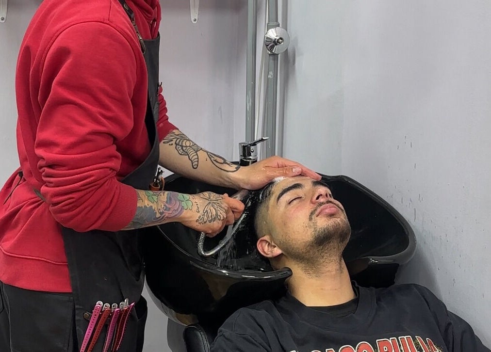 Lavado de cabello en Who Studio, Ñuñoa, Región Metropolitana, CL. Experiencia relajante y profesional.