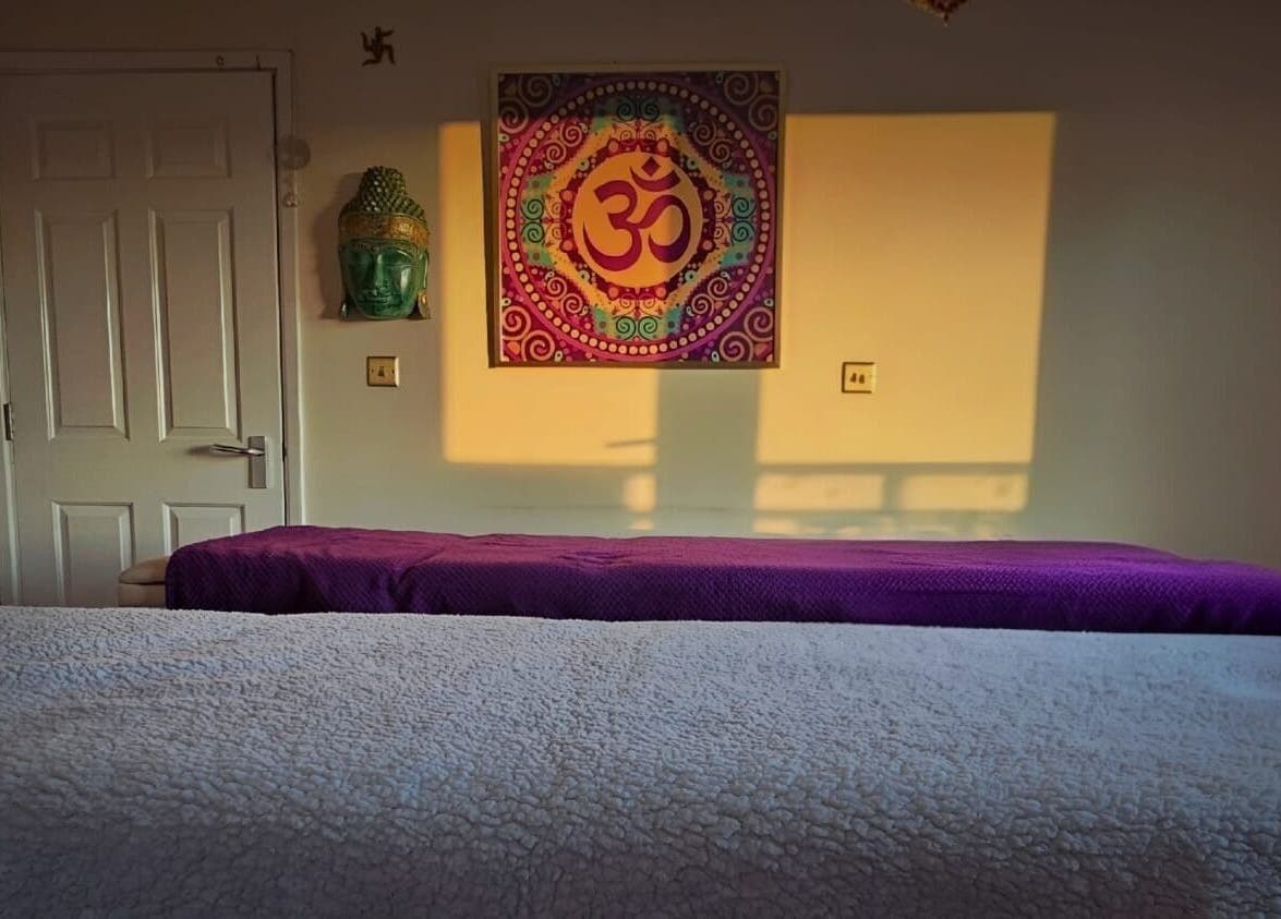 Peaceful therapy room at Emma Meredith International Reiki Practitioner, Chertsey, England, GB with calming decor.