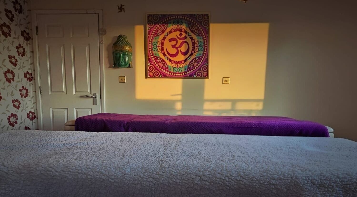 Peaceful therapy room at Emma Meredith International Reiki Practitioner, Chertsey, England, GB with calming decor.
