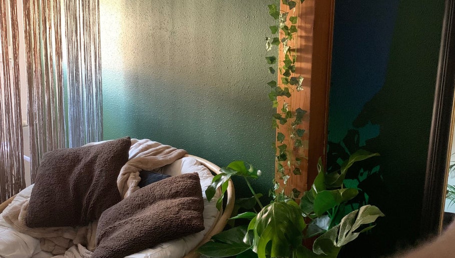 Coins détente chez Fanmcil, Rixheim, Grand Est, FR avec coussins et plantes apaisantes.