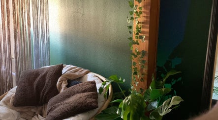 Coins détente chez Fanmcil, Rixheim, Grand Est, FR avec coussins et plantes apaisantes.