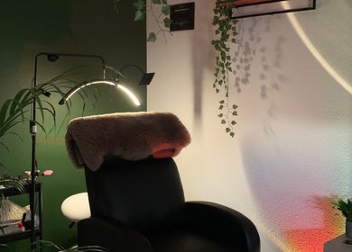 Coin détente chez Fanmcil, Rixheim, Grand Est, FR avec fauteuil et lumière tamisée.