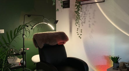 Coin détente chez Fanmcil, Rixheim, Grand Est, FR avec fauteuil et lumière tamisée.