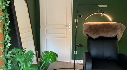 Coin détente élégant chez Fanmcil, Rixheim, Grand Est, FR avec fauteuil, miroir et plantes.
