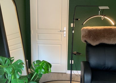 Coin détente chez Fanmcil à Rixheim, Grand Est, FR, avec fauteuil noir et plantes vertes.
