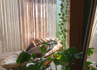 Coin détente naturel chez Fanmcil, Rixheim, Grand Est, FR avec fauteuil et plantes luxuriantes.