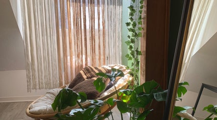 Coin détente naturel chez Fanmcil, Rixheim, Grand Est, FR avec fauteuil et plantes luxuriantes.