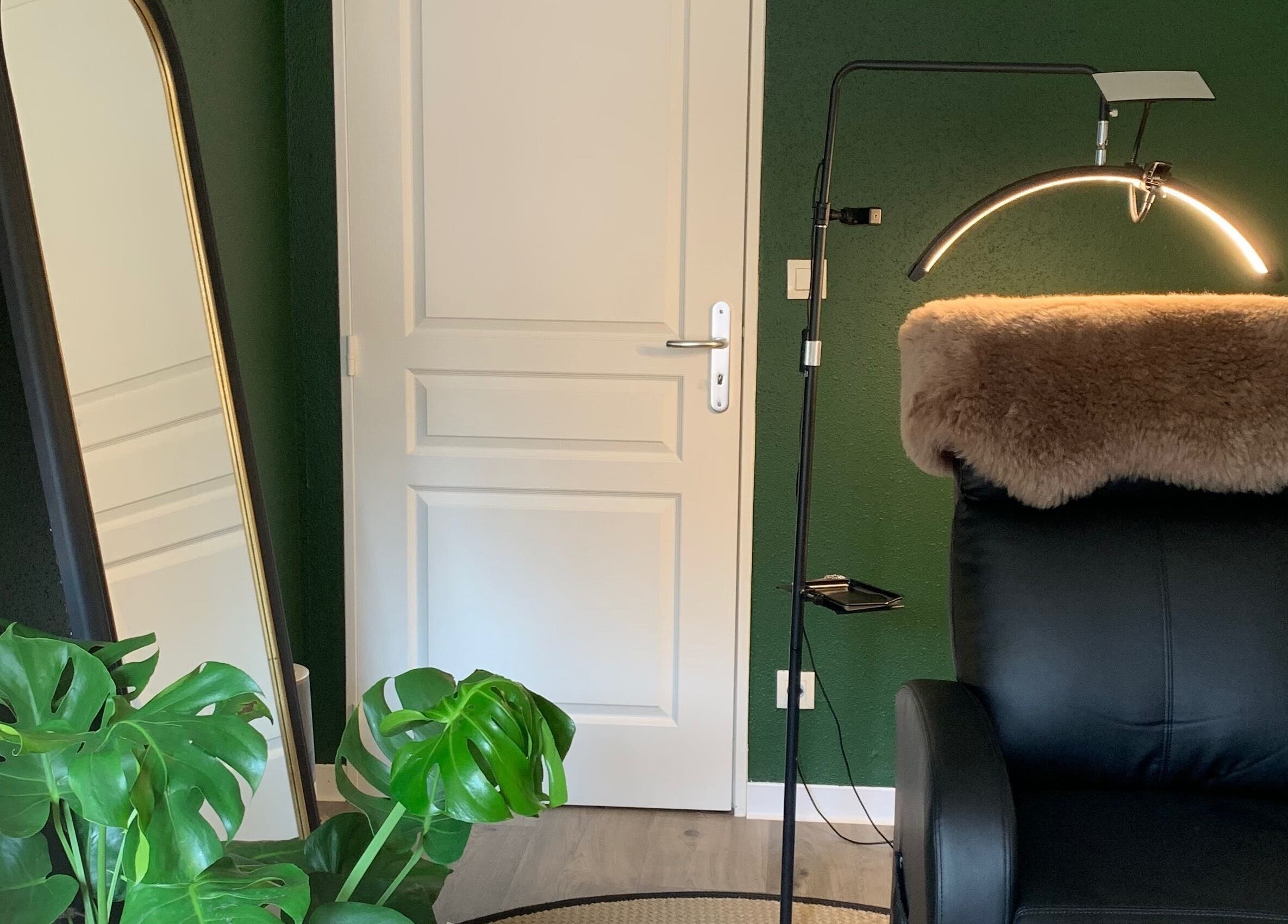 Fauteuil confortable et miroir dans le spa Fanmcil à Rixheim, Grand Est, FR.