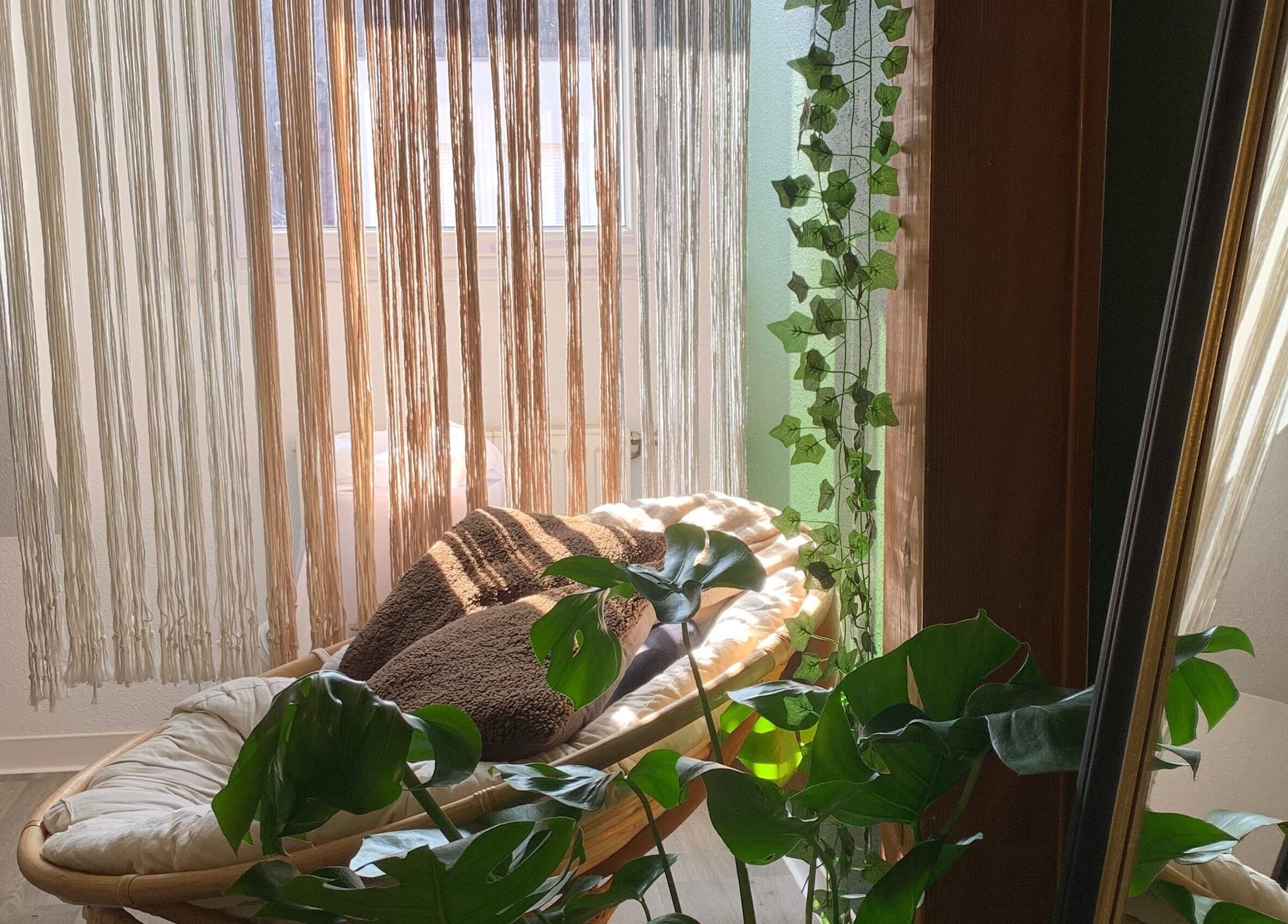 Coin détente lumineux avec plantes et fauteuil chez Fanmcil, Rixheim, Grand Est, FR.