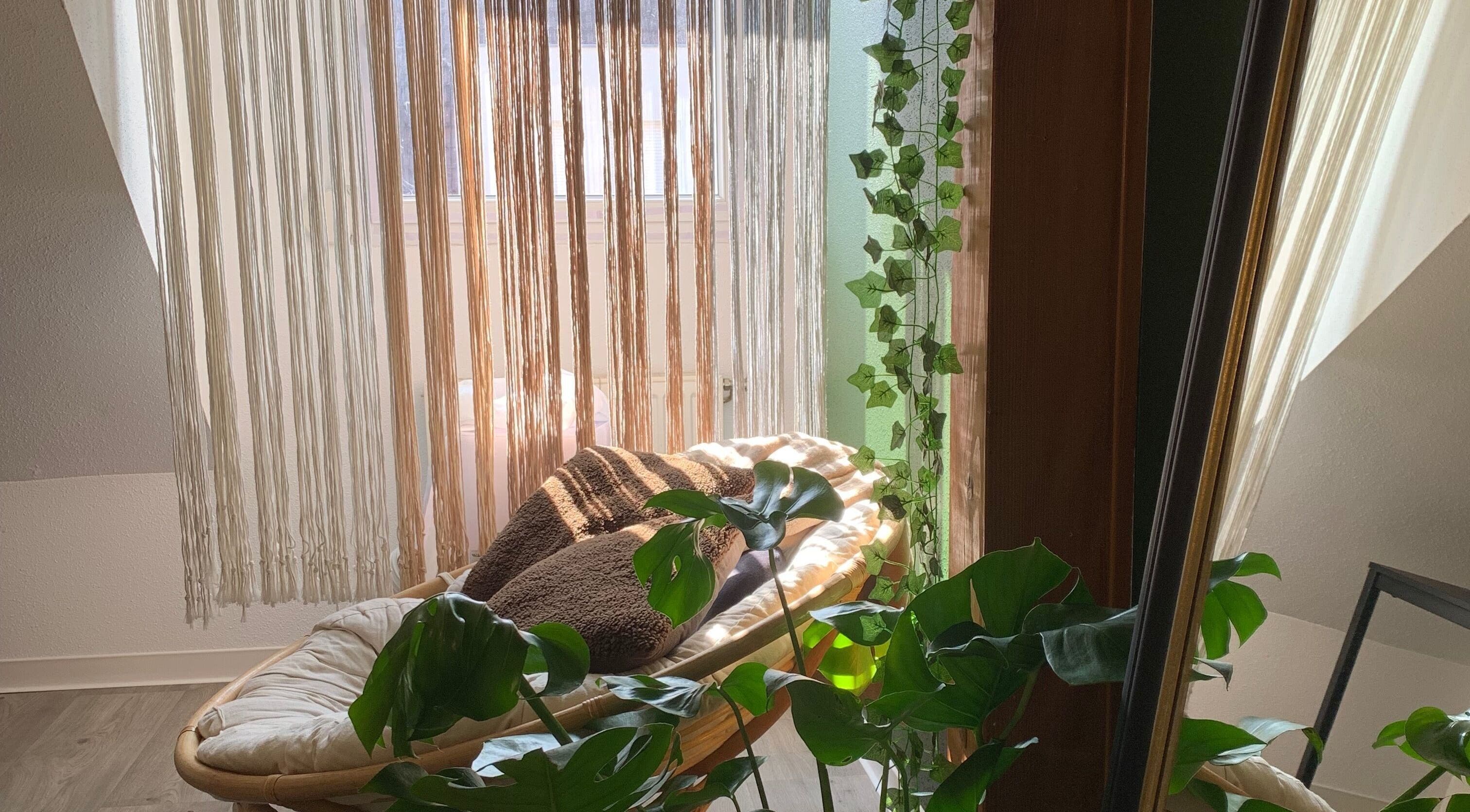 Coin détente lumineux avec plantes et fauteuil chez Fanmcil, Rixheim, Grand Est, FR.