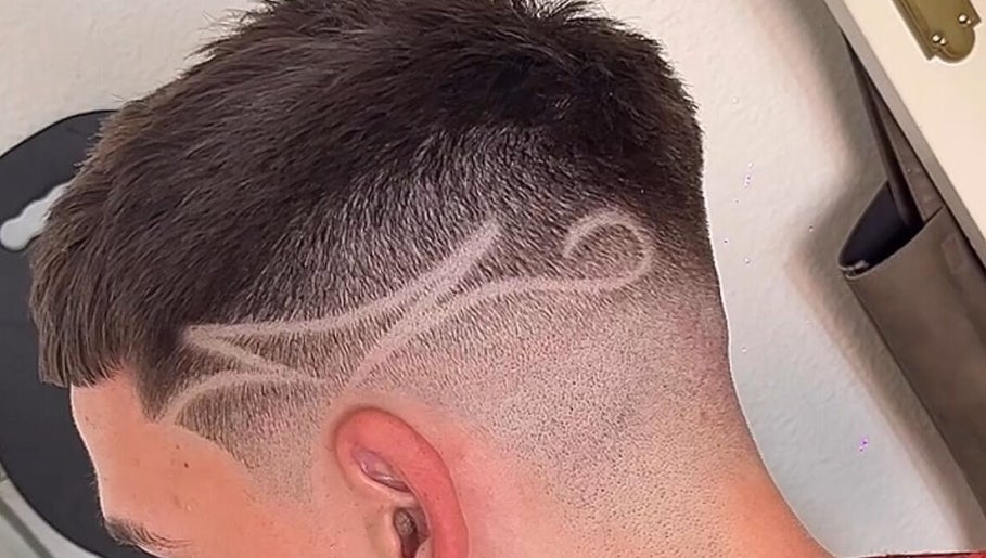 Diseño de pelo afeitado artístico en 27 Hair Salon, Móstoles, Comunidad De Madrid, ES.