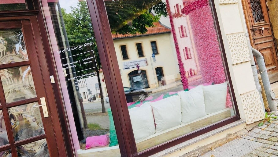 Schaufenster von Art of Beauty by Kinga in Altenburg, Thüringen, DE mit rosa Dekoration.