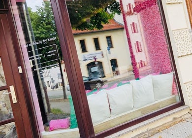 Schaufenster von Art of Beauty by Kinga in Altenburg, Thüringen, DE mit rosa Dekoration.