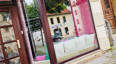 Schaufenster von Art of Beauty by Kinga in Altenburg, Thüringen, DE mit rosa Dekoration.