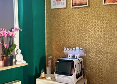 Innenraum von Art of Beauty by Kinga in Altenburg, Thüringen, DE mit goldener Wand und Wellnessgeräten.