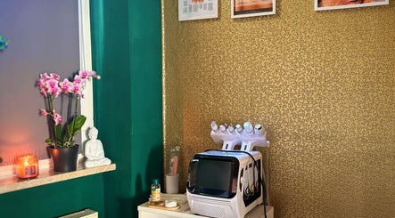 Innenraum von Art of Beauty by Kinga in Altenburg, Thüringen, DE mit goldener Wand und Wellnessgeräten.