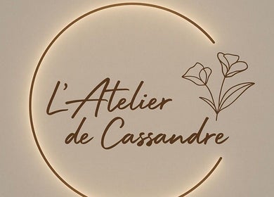 Logo élégant de L’Atelier de Cassandre à Montagny, Auvergne-Rhône-Alpes, FR, avec fleurs stylisées.