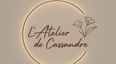 Logo élégant de L’Atelier de Cassandre à Montagny, Auvergne-Rhône-Alpes, FR, avec fleurs stylisées.