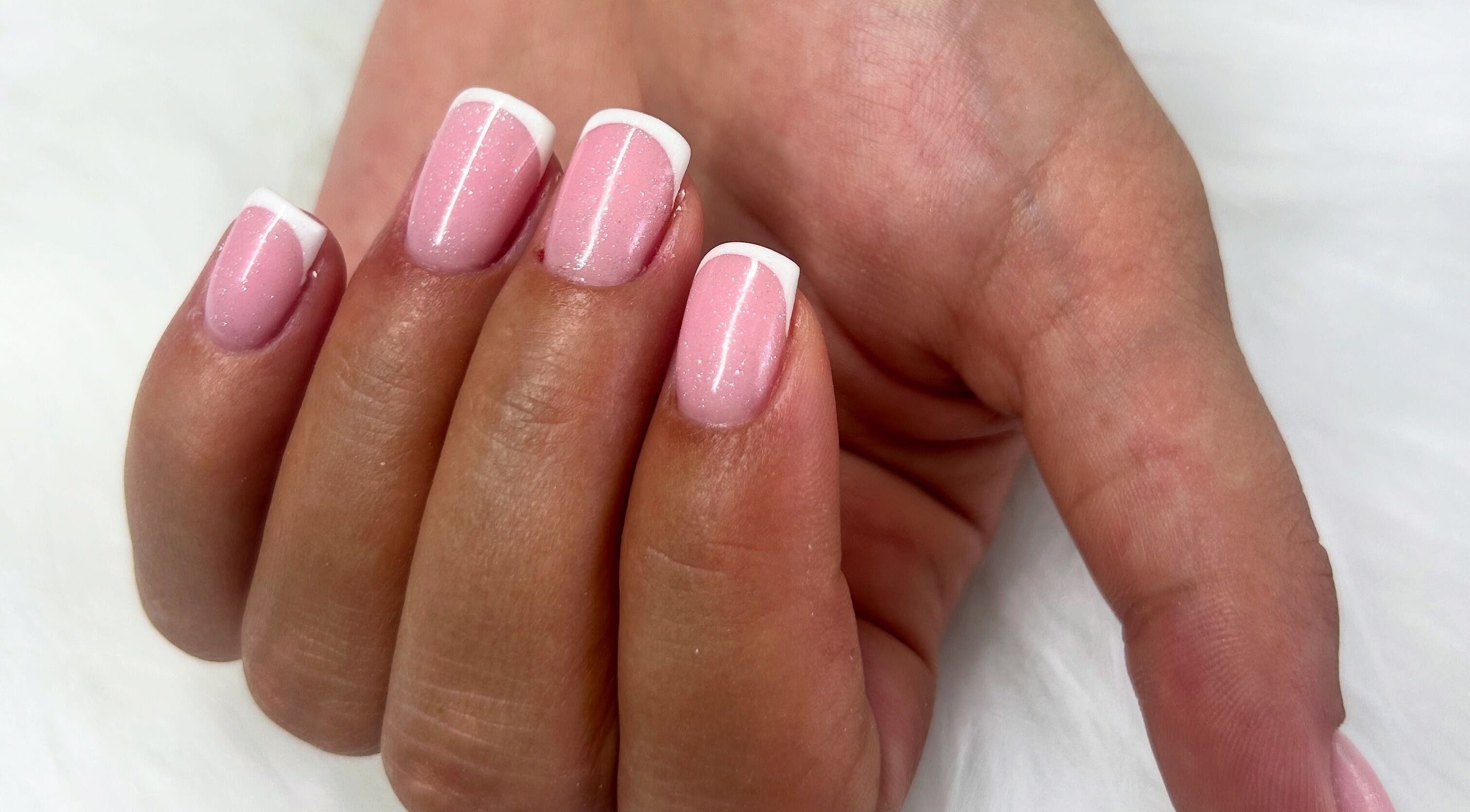 Manucure française élégante à L’Atelier de Cassandre, Montagny, Auvergne-rhône-alpes, FR.