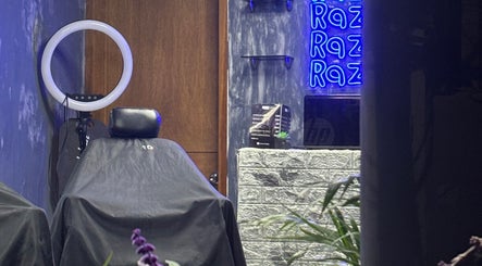 Salón Razor en Pachuca De Soto, Hidalgo, MX con iluminación moderna y silla de cortesía.