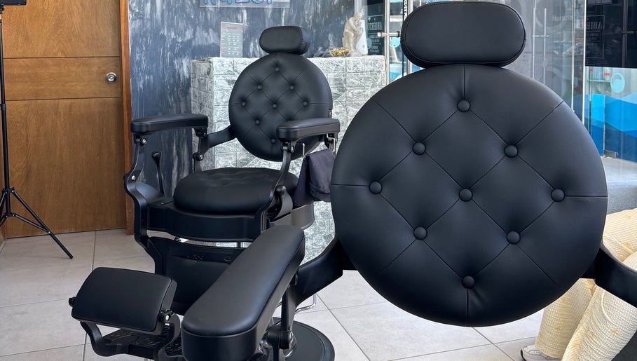 Sillas de barbero en Razor, Pachuca De Soto, Hidalgo, MX. Elegancia y confort impecables.